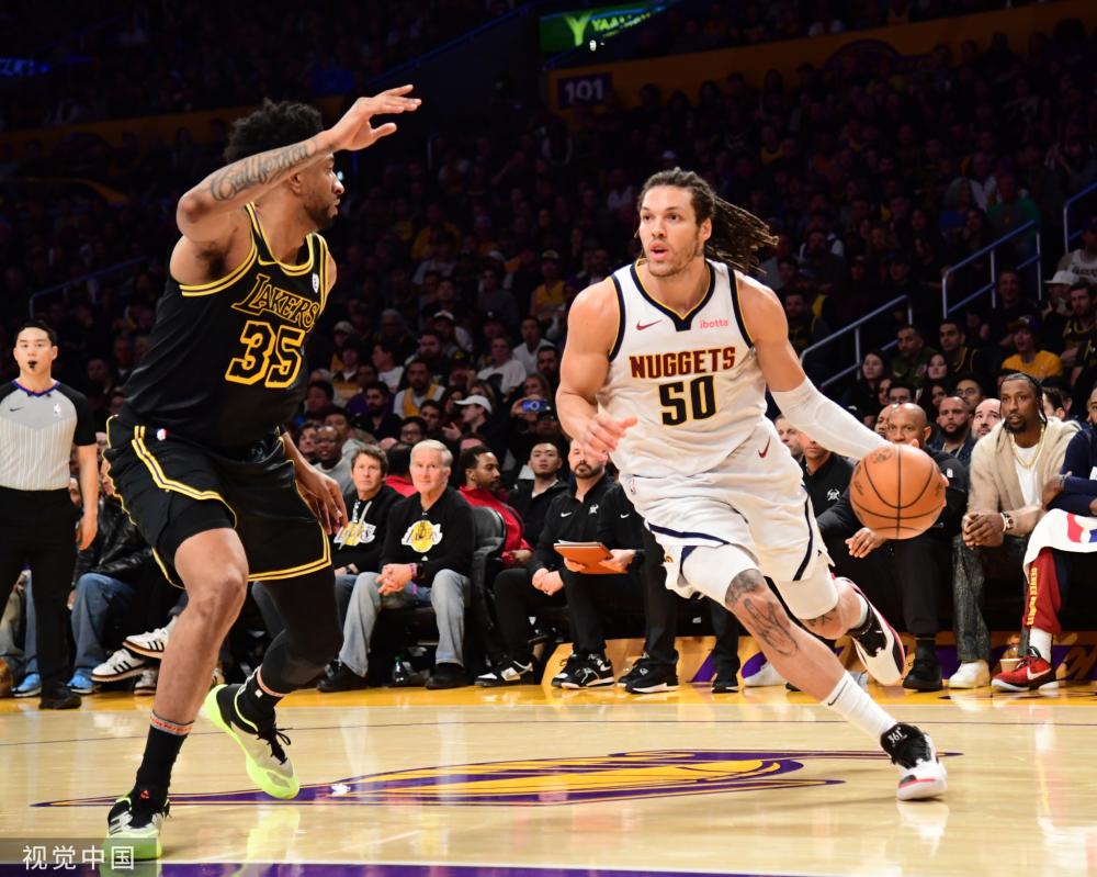 在压力下的 在压力下的